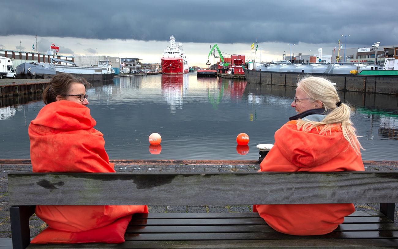 Sitting-on-the-dock-Simone-de-Groot-01