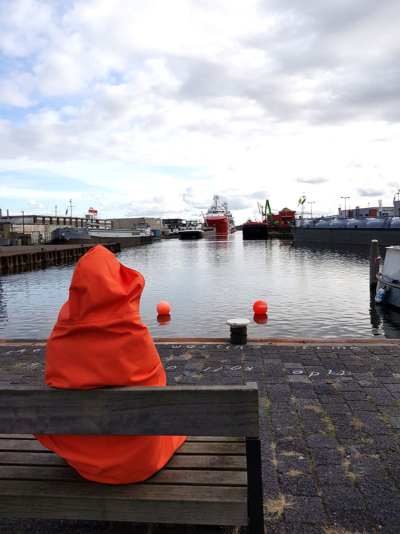 Sitting-on-the-dock-Simone-de-Groot-02
