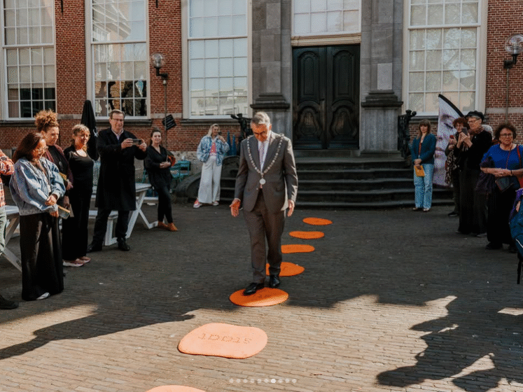 onthulling 4 april 6 burgem op matten